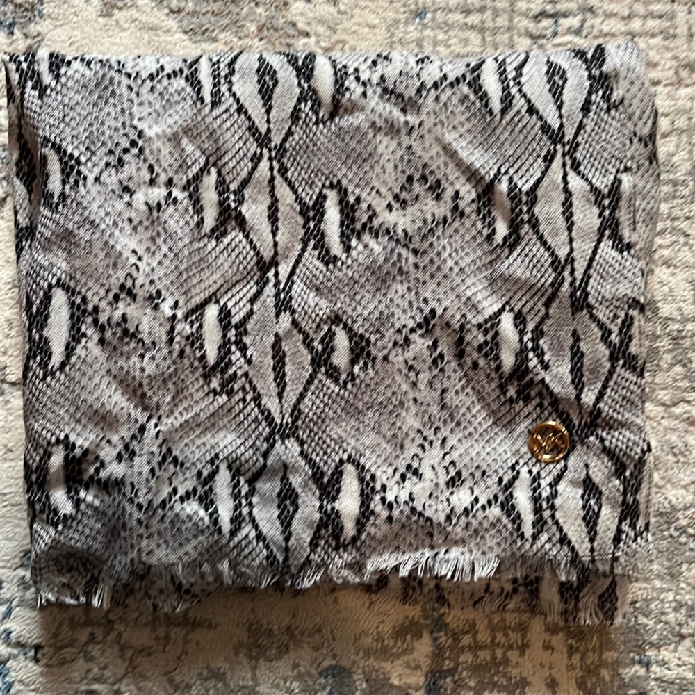 Large (light weight) Michael Kors wrap/scarf. 🖤
